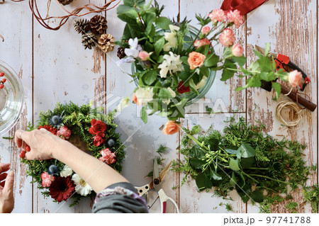 生花を使ったフラワーアレンジメント　手作りの花のリース　女性フラワーデザイナー 97741788