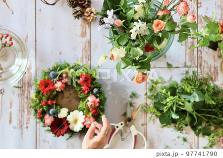 生花を使ったフラワーアレンジメント　手作りの花のリース　女性フラワーデザイナー 97741790