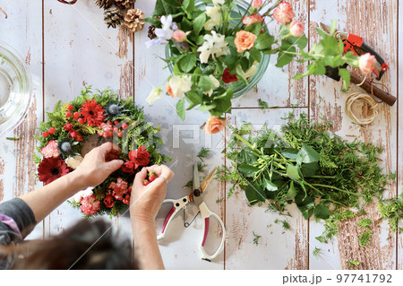 生花を使ったフラワーアレンジメント　手作りの花のリース　女性フラワーデザイナー 97741792