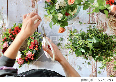 生花を使ったフラワーアレンジメント　手作りの花のリース　女性フラワーデザイナー 97741793