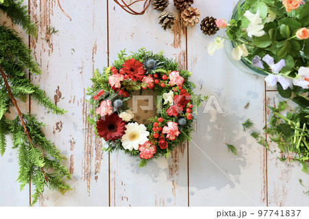 生花を使ったフラワーアレンジメント　手作りの花のリース　女性フラワーデザイナー 97741837