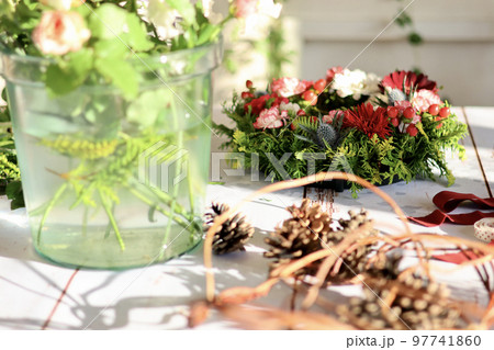 生花を使ったフラワーアレンジメント　手作りの花のリース　女性フラワーデザイナー 97741860