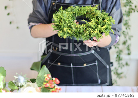 生花を使ったフラワーアレンジメント　手作りの花のリース　女性フラワーデザイナー 97741965