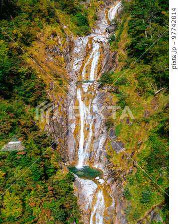長野_駒ケ岳ロープウェイから見る紅葉の滝風景 97742014