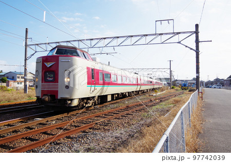 JR荒島駅を通過する特急やくも号（ノーマル編成） 97742039