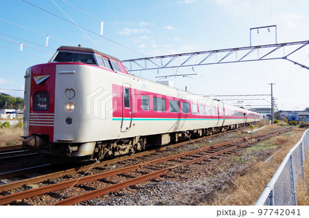 JR荒島駅を通過する特急やくも号(ノーマル編成) JR荒島駅を通過する特急やくも号(ノーマル編成) 97742041