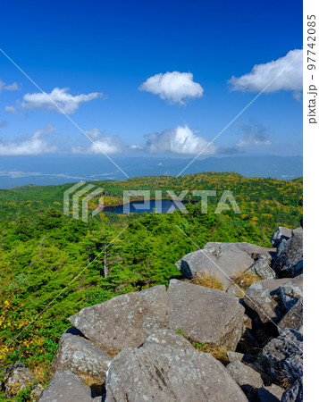 長野蓼科_高見石小屋から望む紅葉白駒池の絶景 97742085