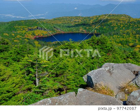 長野蓼科_高見石小屋から望む紅葉白駒池の絶景 97742087