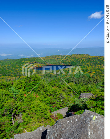 長野蓼科_高見石小屋から望む紅葉白駒池の絶景 長野蓼科_高見石小屋から望む紅葉白駒池の絶景 97742089