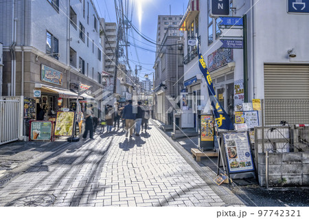 神奈川県藤沢市の都市風景 江ノ島駅 神奈川県藤沢市の都市風景 江ノ島駅 97742321