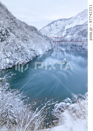 富山_雪の庄川峡を行く遊覧船の絶景風景 富山_雪の庄川峡を行く遊覧船の絶景風景 97742351