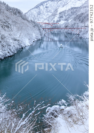 富山_雪の庄川峡を行く遊覧船の絶景風景 97742352