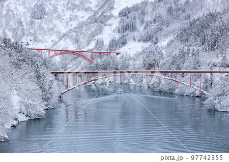 富山_雪の庄川峡を行く遊覧船の絶景風景 97742355