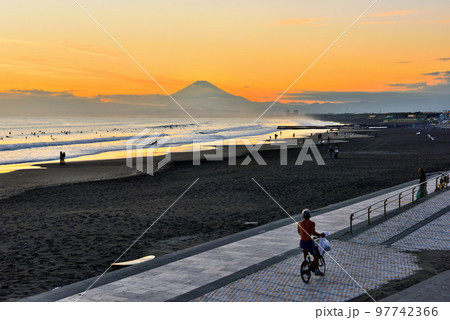 湘南海岸を自転車で走る男性と鵠沼海岸夕景 湘南海岸を自転車で走る男性と鵠沼海岸夕景 97742366