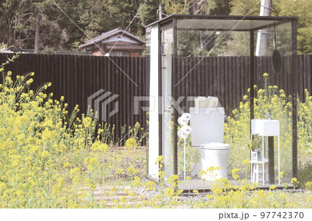 千葉県小湊鉄道飯給駅の菜の花咲くトイレ 97742370