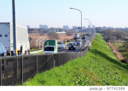 橋の脇に川幅日本一の表記がある荒川に架かる御成橋 97742389