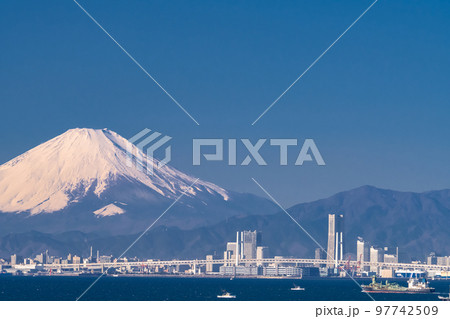 《神奈川県》東京湾から眺める富士山と横浜の街並み 《神奈川県》東京湾から眺める富士山と横浜の街並み 97742509