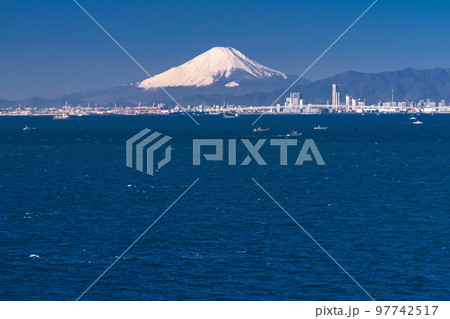 《神奈川県》東京湾から眺める富士山と横浜の街並み 97742517
