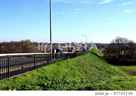橋の脇に川幅日本一の表記がある荒川に架かる御成橋 橋の脇に川幅日本一の表記がある荒川に架かる御成橋 97742539
