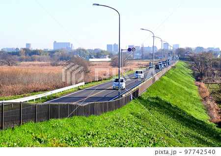 橋の脇に川幅日本一の表記がある荒川に架かる御成橋 97742540