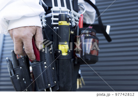 腰道具を装着した作業員男性手元 97742812