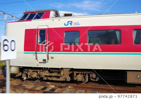 60と書かれた標識の横を通過する特急やくも号（ノーマル編成） 97742871