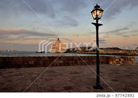 出航前の豪華客船と灯がともる街灯 出航前の豪華客船と灯がともる街灯 97742892