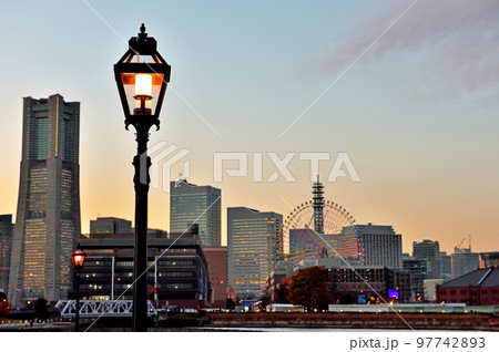 明かりが灯り始めたみなとみらいの街 97742893