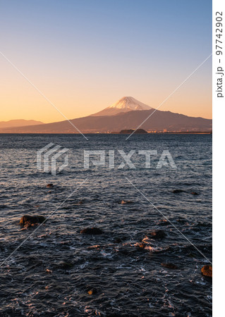 内浦湾越しに見る夕暮れの富士山 97742902