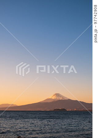 内浦湾越しに見る夕暮れの富士山 内浦湾越しに見る夕暮れの富士山 97742908