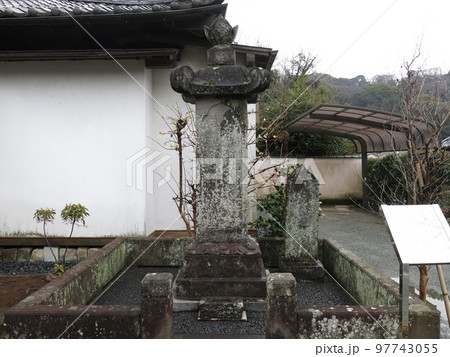 鎌倉市の薬王寺にある駿河大納言徳川忠長公供養塔 鎌倉市の薬王寺にある駿河大納言徳川忠長公供養塔 97743055