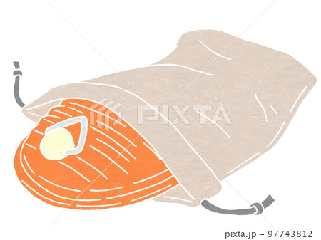 オレンジ色の袋付き湯たんぽのイラスト（版画風） 97743812