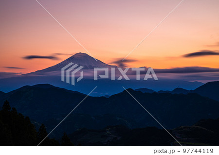 【静岡県･清水吉原】目覚める富士山 4月 97744119
