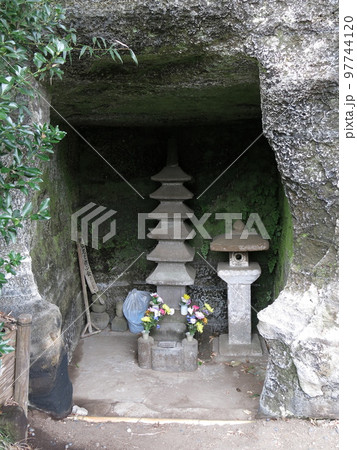 鎌倉市の扇ガ谷にある阿仏尼の墓 鎌倉市の扇ガ谷にある阿仏尼の墓 97744120