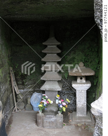 鎌倉市の扇ガ谷にある阿仏尼の墓 97744121