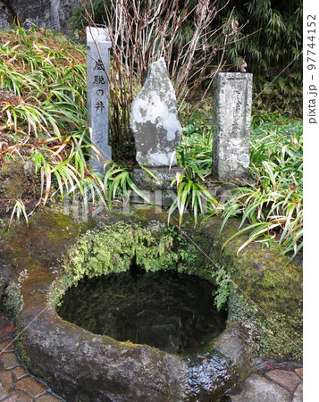 鎌倉市扇ガ谷の海蔵寺門前にある底脱の井（鎌倉十井） 97744152