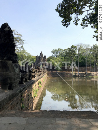 バイヨン寺院の南大門の堀 バイヨン寺院の南大門の堀 97744156