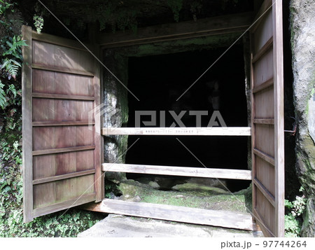 鎌倉市の海蔵寺にある十六の井（開口部） 97744264