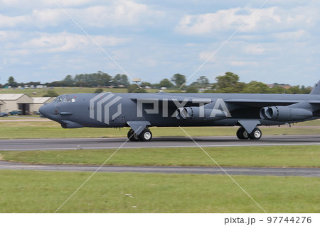 アメリカ空軍B-52H爆撃機離陸 アメリカ空軍B-52H爆撃機離陸 97744276