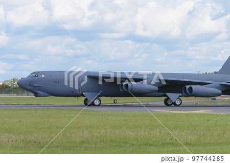 アメリカ空軍B-52H爆撃機タキシング 97744285