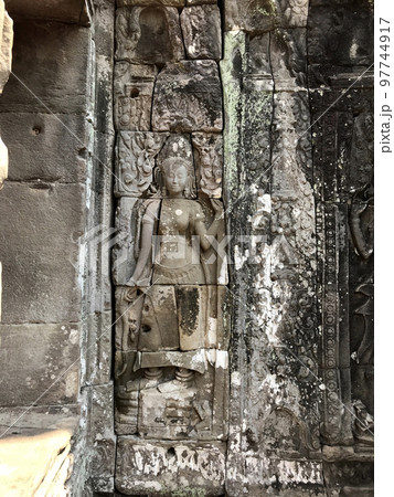 アンコールトムのバイヨン寺院の女神像 97744917