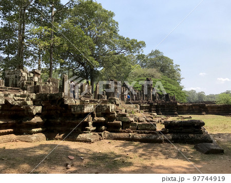 アンコールトムのバイヨン寺院の周辺の遺構 97744919