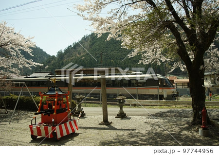 桜咲く高山本線を走るキハ85系特急ワイドビューひだ 桜咲く高山本線を走るキハ85系特急ワイドビューひだ 97744956