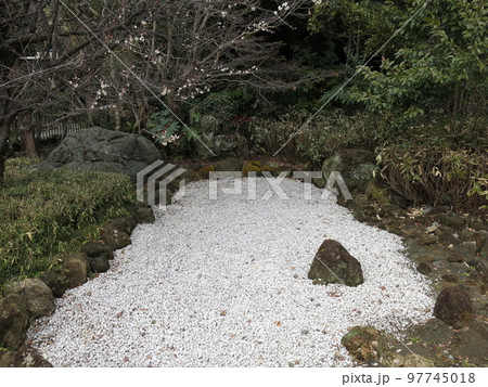 鎌倉歴史文化交流館前に移設された鎌倉時代の池の跡 鎌倉歴史文化交流館前に移設された鎌倉時代の池の跡 97745018