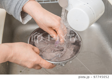 【ビールで下処理したレバニラ炒めの豚レバーを流水で洗う】 97745052