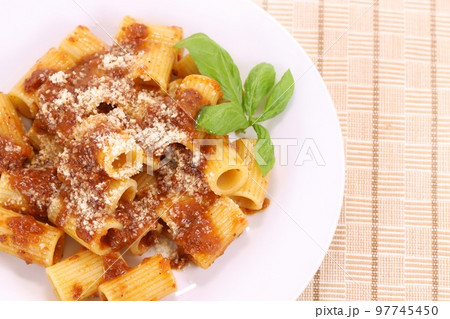 ナポリ風ジェノベーゼ　牛肉を煮込んだソース　ショートパスタ 97745450