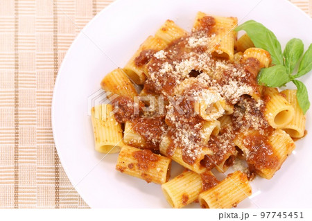 ナポリ風ジェノベーゼ 牛肉を煮込んだソース ショートパスタ ナポリ風ジェノベーゼ 牛肉を煮込んだソース ショートパスタ 97745451