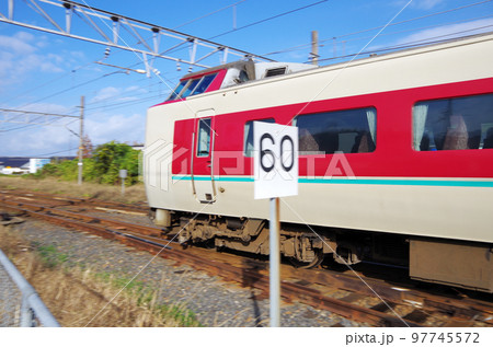 60と書かれた標識の横を列車が通過している構図 97745572