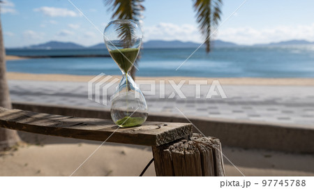 海辺にある砂時計 海辺にある砂時計 97745788