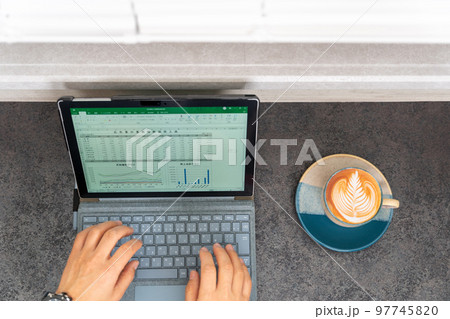 総務　経理　事務職　営業事務　一般事務　事務スタッフ　表計算　グラフ　俯瞰　ラテアート　カフェ 97745820
